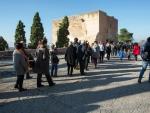 Cientos de granadinos asisten a la inauguración de la Torre de la Justicia tras los trabajos de restauración