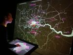 Una joven mira datos en vivo de Instagram, Twitter y el trasporte de Lodres en la exposición Big Bang Data en Somerset House. Getty Images
