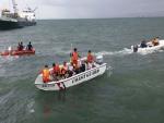 Encuentran con vida a 25 turistas chinos desaparecidos en naufragio en Malasia