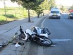 Herida una joven motorista tras colisionar con una furgoneta en Badajoz