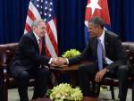 Raúl Castro y Barack Obama estrechando sus manos. Getty Images.