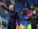 Zidane da indicaciones en el partido ante el Sporting.