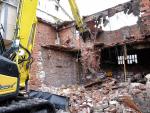 El Ayuntamiento derriba un antiguo almacén en la calle La Gloria que se encontraba en ruina