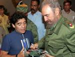 Maradona (izquierda) junto a Fidel Castro en 2005.