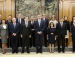 Todos los ministros del Gobierno Rajoy juran su cargo, salvo Santamaría y Cospedal que optaron por la promesa