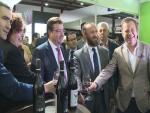 Vara anima al sector del vino y del aceite a "seguir haciendo un verdadero esfuerzo por competir" en el mercado actual