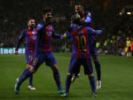 Neymar y André Gomes felicitan a Messi en uno de sus goles en Celtic Park.