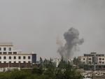La coalición liderada por Arabia Saudí bombardea objetivos militares en la capital yemení