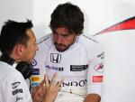 Yusuke Hasegawa, jefe de Honda en F1, hablando con Alonso.