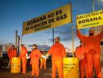 Activistas de Greenpeace permanecen encadenados tras diez horas junto al proyecto de Gas Natural en Doñana