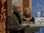 Carmena entrega a José Sacristán el premio Puerta de Toledo por su trayectoria: "Eres uno de los nuestros"