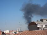 Los bomberos de Valladolid tratan de sofocar un incendio declarado en un taller de neumáticos