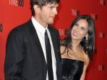 Ashton Kutcher apoya a una Demi Moore intoxicada con Red Bull