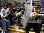 Las fuerzas de seguridad venezolanas reprimen una concentración opositora en Caracas