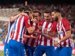 Los jugadores del Atlético celebran el gol de Filipe Luis