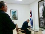El ministro de Exteriores firma en el libro de condolencias por Fidel Castro instalado en la Embajada de Cuba