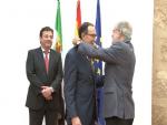 El jefe de Protocolo de la Junta de Extremadura, Javier Castaño, recibe la Encomienda de la Orden de Isabel la Católica