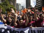 Caracas acoge marcha de "ollas vacías" y Maduro organiza gran mercado popular
