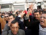 La protesta se extiende a la capital tunecina y se recrudece en otras zonas