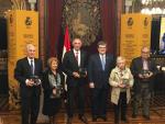Aburto entrega las distinciones a los cinco nuevos "Ilustres de Bilbao 2016"
