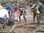 soldados colombianos rescatan a una niña del fango generado por la riada