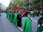 Mil cofrades participan en la procesión del Santo Entierro en Santander