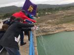 Vecinos y alcaldes muestran su oposición al trasvase sobre el viaducto de Entrepeñas