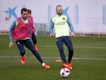 Iniesta se pierde el derbi ante el Espanyol por molestias en el aductor de la pierna derecha