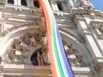 Carmena presentará el jueves la bandera arcoíris que lucirá el Palacio de Cibeles durante el Orgullo Mundial