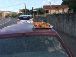 Denunciado un joven que viajaba en Salceda (Pontevedra) sobre el capó de un coche con una empanada en sus brazos