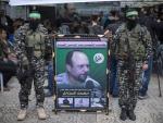 Miembros de las brigadas Ezzedine al-Qassam de Hamas con un retrato de Mohammed Zawahri
