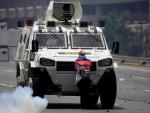 Una venezolana desafíó las tanquetas de Maduro imitando al héroe de Tiananmén