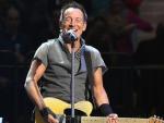 Bruce Springsteen llama fanfarrón y timador a Trump en su nueva canción