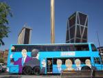 Cifuentes admite que le "duele" ver en el 'TramaBús' de Podemos las caras de Rajoy, Felipe González o Esperanza Aguirre
