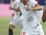 El centrocampista argentino del Sevilla, Diego Perotti, estará como mínimo un mes de baja