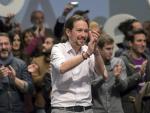 Pablo Iglesias aplaude tras su intervención en el mitin celebrado en el Palacio de Congresos de Sevilla