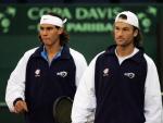 Rafa Nadal y Carlos Moyá durante un entrenamiento previo a la final de la Copa Davis 2004