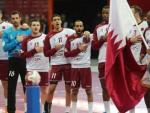 Todos los jugadores de Qatar cantan el himno nacional