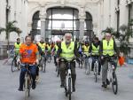 Un total de 300 alumnos holandeses y madrileños reivindican el uso de la bicicleta por el centro de la capital