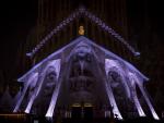 La Sagrada Familia ilumina la fachada de la Pasión