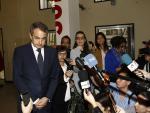 Zapatero, abatido por la muerte de Chacón: "Seguiremos firmes en los valores que ella defendió"