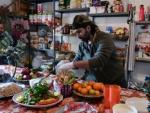 Un exchef sirio cocina para los refugiados del campo griego de Ritsona