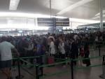 El Aeropuerto de El Prat registra colas intermitentes de hasta más de una hora por la mañana