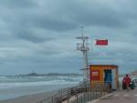 Denuncian en Cartagena a dos bañistas por meterse en la playa con bandera roja