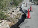 Diputación comprueba los daños ocasionados por el temporal en carretera de acceso al castillo de Castellar