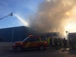 Extinguido un incendio en una nave industrial de una fábrica de plásticos en Vicálvaro