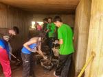 Un total de 25 jóvenes participa en un campo de trabajo en Burguete acondicionando un espacio para la memoria colectiva
