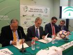 Junta y Federación Andaluza de Fútbol colaboran para prevenir riesgos en la práctica deportiva y contra la violencia