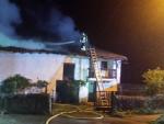 Se incendia de madrugada una casa deshabitada en Villasevil