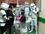 Las tropas imperiales de 'Star Wars' "reclutan" soldados en el Hospital de Salamanca